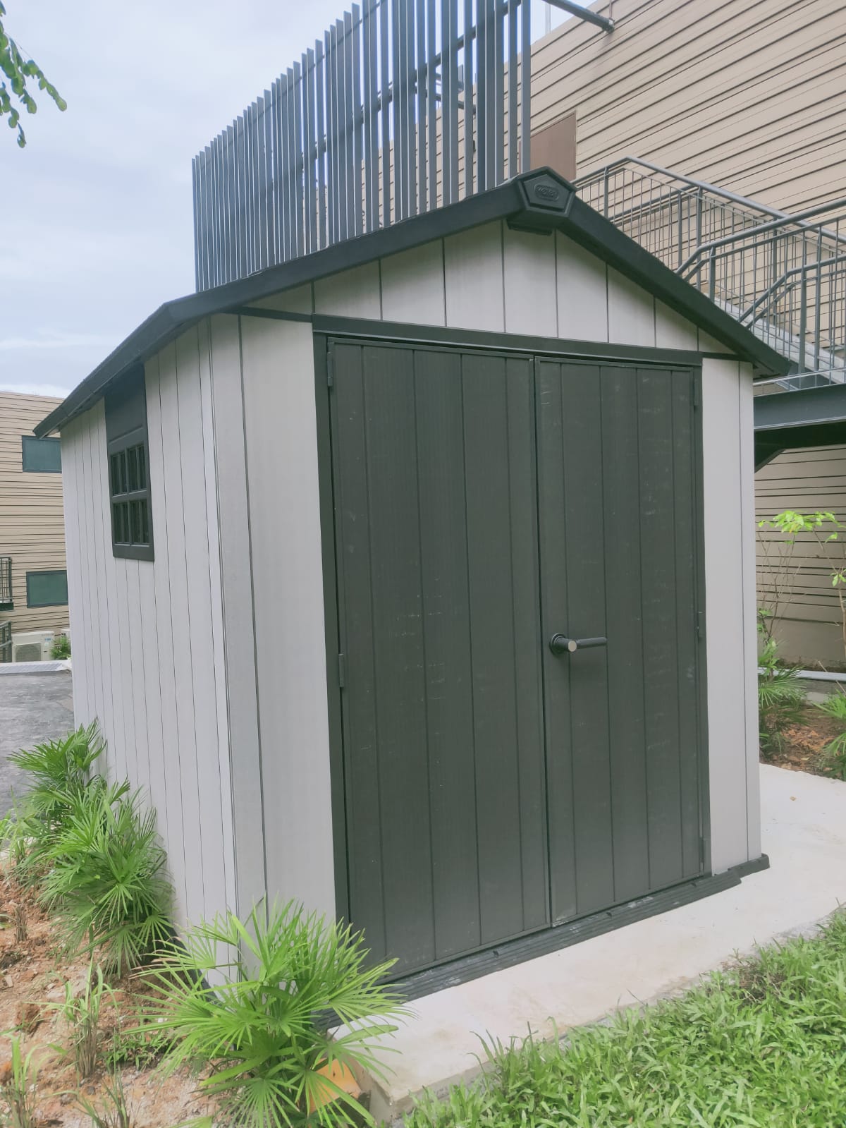 Keter Oakland 759 Large Outdoor Waterproof Storage Shed